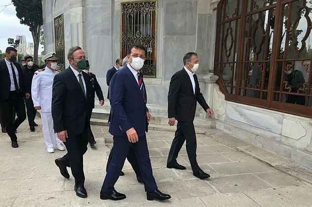 İmamoğlu milletten dersini almış! Fatih Sultan Mehmet Türbesi’ndeki tepki çeken hareketi unutturma çabası