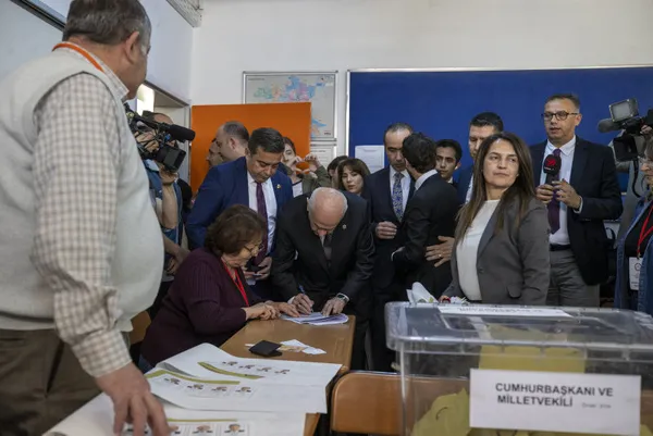 manipulatif-anketlere-sandikta-mhp-tokadi-gucunu-pekistirdi-1684136446445.jpg Manipülatif anketlere sandıkta MHP tokadı: Gücünü pekiştirdi-4