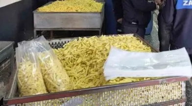 Merdiven altında kirli tezgah: 600 kilo cipse el konuldu-3