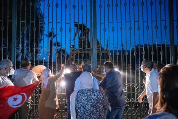 tunusta-darbe-girisimi-tunustaki-darbenin-arkasinda-kim-var-birlesik-arap-emirlikleri-izi-1627305041176.jpg Tunus'ta darbe girişimi! Tunus'taki darbenin arkasında kim var? Birleşik Arap Emirlikleri izi-4