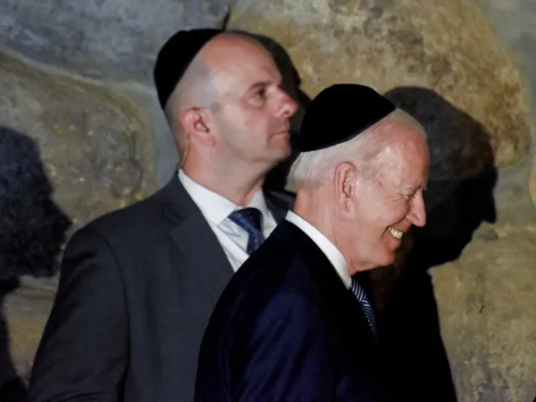 abd-baskani-biden-israil-ziyaretinde-holokost-anma-merkezini-ziyaret-etti-1657752234548.jpg ABD Başkanı Biden, İsrail ziyaretinde Holokost Anma Merkezi'ni ziyaret etti-4