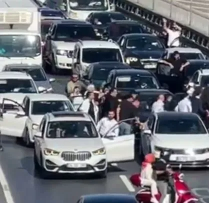 kucukcekmecede-dugun-konvoyuyla-trafigi-kapatan-magandalar-gozaltina-alindi-1723743834599.jpg Küçükçekmece'de düğün konvoyuyla trafiği kapatan magandalar gözaltına alındı-2