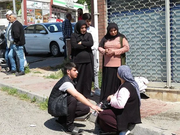kartalda-kaza-kontrolden-cikan-otomobil-kaldirimdaki-4-kisiye-carpti-1652258350964.jpeg Kartal'da kaza: Kontrolden çıkan otomobil kaldırımdaki 4 kişiye çarptı-1