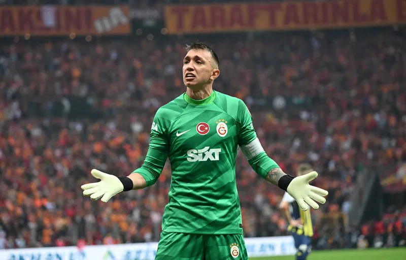 fernando-muslera-galatasaraydan-ayrilacak-mi-futbolu-birakacagi-kulubu-acikladi-1717964432845.jpg Fernando Muslera Galatasaray'dan ayrılacak mı? Futbolu bırakacağı kulübü açıkladı-5