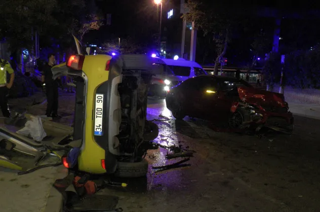 İstanbul Üsküdar'da lüks araç taksiye çarptı: 1'i ağır 3 yaralı