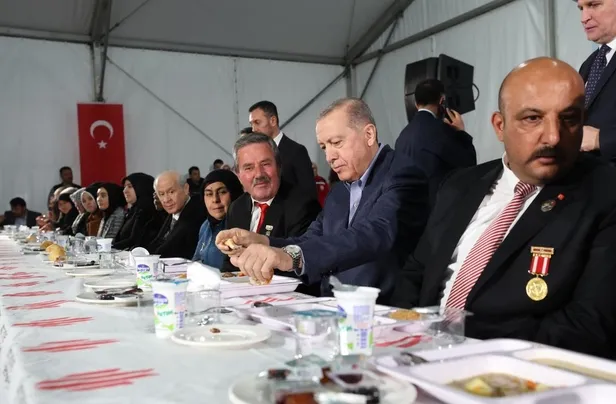 baskan-erdogan-ilk-iftari-deprem-bolgesinde-yapti-6liya-tepki-kandilin-kapisinda-nobet-tutanlar-sizi-karamsarl-1679591381658.jpeg