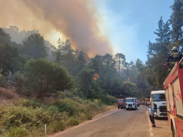 mugla-marmaristeki-yangin-ilerliyor-orhaniye-mahallesindeki-marinada-yatlar-aciga-demirledi-1627990863450.jpg Muğla Marmaris'teki yangın ilerliyor! Orhaniye Mahallesi'ndeki marinada yatlar açığa demirledi-4