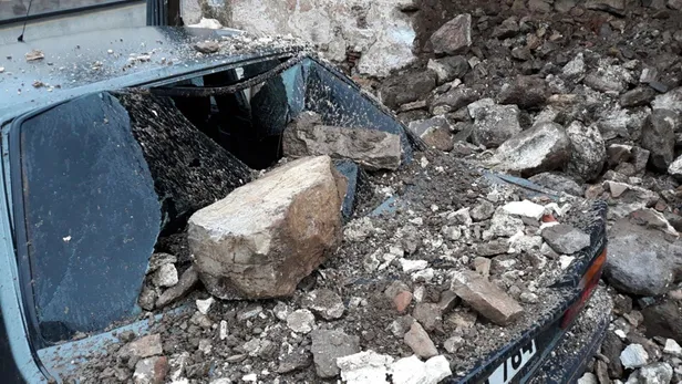 Bodrum'da, 100 yılı aşkın tarihe sahip evin duvarı yıkıldı! Araçlar kullanılmaz hale geldi-1
