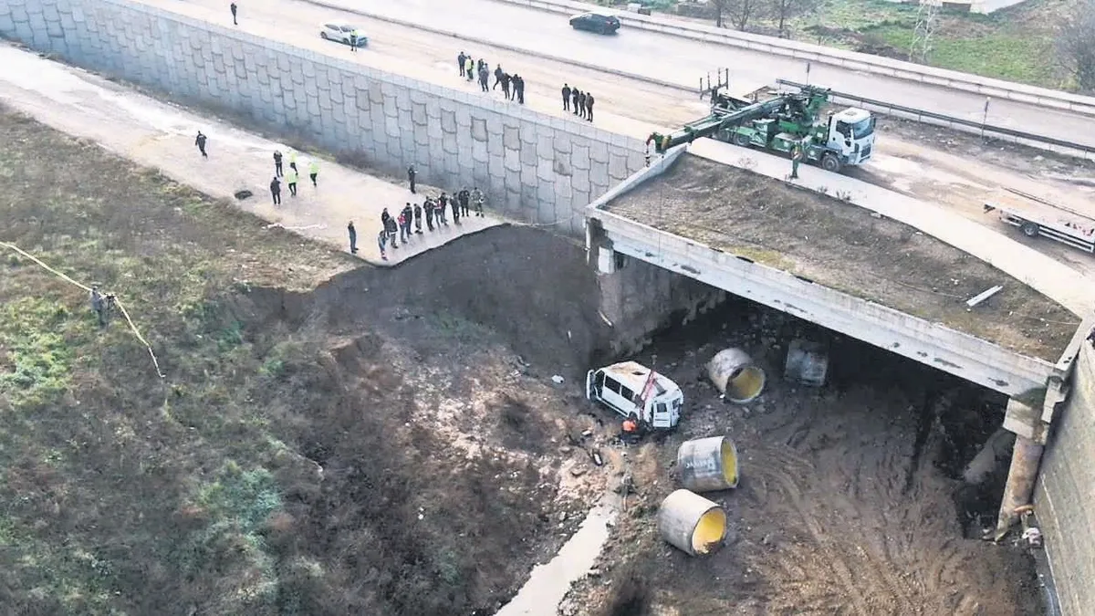 Tuzla'da minibüs dere yatağına yuvarlandı!