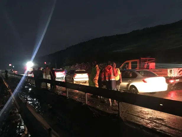 Son dakika... İzmir-Manisa Karayolu heyelan nedeniyle ulaşıma kapandı-2