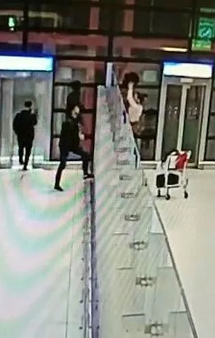 Son dakika: İstanbul Havalimanı’nda ilginç kaçakçılık! Telefonla dolu çantayı taburenin üstüne çıkıp...