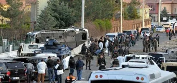 Diyarbakır'ın merkez Bağlar ilçesinde polis servis aracının geçişi sırasında PKK'lı teröristlerce düzenlenen saldırıda 8 polis memuru şehit oldu, 14 polis memuru ile 15 sivil yaralandı