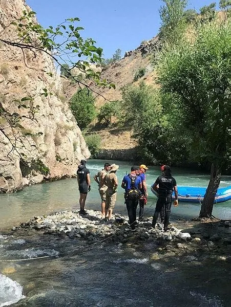 Siirt'in Pervari ilçesinde Müküs Çayı'na düşen arkadaşını kurtarmak isterken kaybolan Eyüp Güneş hala bulunamadı-5