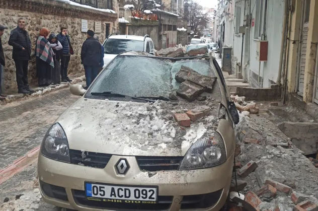 Tüm birikimiyle aldı! Üzerine balkon çöktü