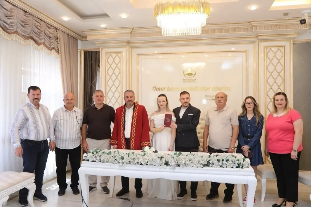 1782486892205.jpeg 26.06.2026 çılgınlığı! Evlenmek isteyen çiftler unutulmaz günde nikah dairelerine akın etti-4