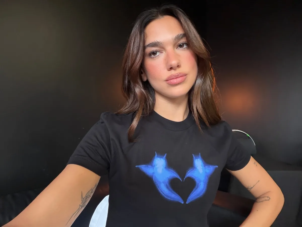 1778504656281.jpg Dua Lipa’dan Samsung’a 15 milyon dolarlık dava: Fotoğrafları izinsiz şekilde kullanıldı-5