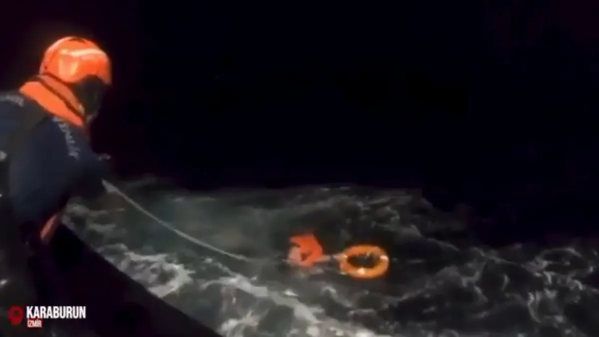 İzmir Karaburun’da hayat kurtaran operasyon: Batan tekneden 3 vatandaş kurtarıldı! İçişleri Bakanı Yerlikaya: Sahil Güvenlik Komutanlığımızı tebrik ediyorum