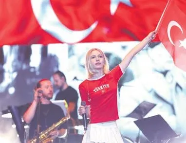 Sahnesi doldu taştı!