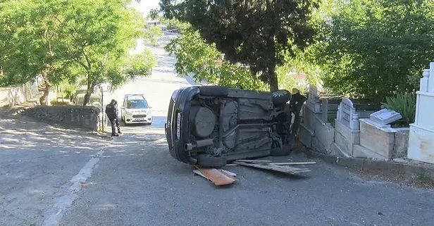 Mezarlıkta el frenini çekmeyi unuttu! Kayan araç devrildi! Yer: Eyüpsultan