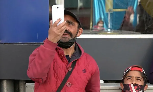 sivasta-intihara-kalkisan-adami-goruntulemeye-calisanlar-tepki-cekti-1603104273205.jpg Sivas'ta intihara kalkışan adamı görüntülemeye çalışanlar tepki çekti-4