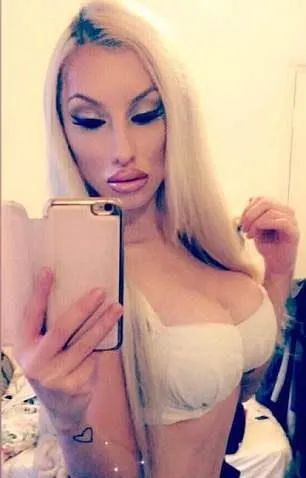 Dayak yiyen mankeni selfie kurtardı! Martha Dolak'ın skandal görüntüsü-1