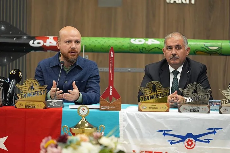 ABD'de şampiyon olan İTÜ Vefa Havacılık Takımı, İlim Yayma Vakfı Mütevelli Heyeti Başkanı Bilal Erdoğan ile bir araya geldi-6