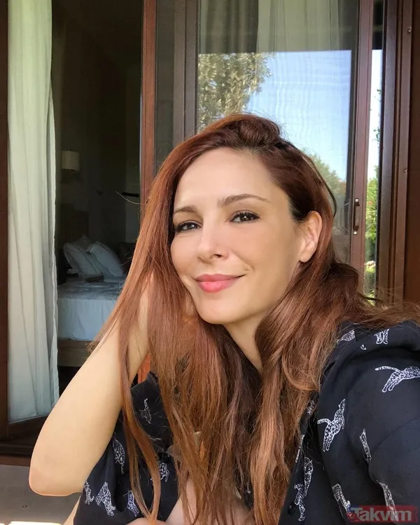 Mine Tugay siyah mayosuyla ortalığı yıktı geçti! İlişkisini tek bir fotoğrafla özetleyen Mine’ye bakın havuz pozuyla çok konuşuldu - 5