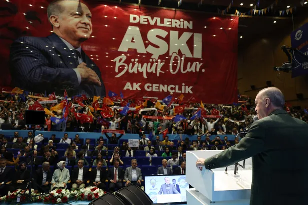 baskan-erdogan-diyarbakirda-genclerle-bir-araya-geldi-1666550502006.jpg