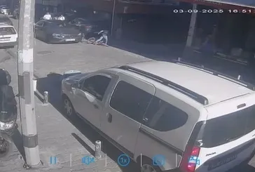Kovaladığı çocuğa otomobil çarptı