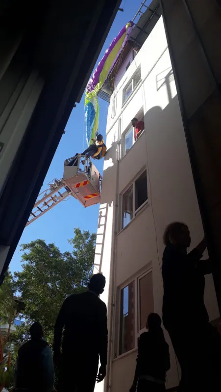 Antalya'da Rus kadın paraşütle çatıya düştü