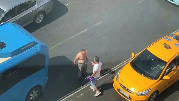 istanbulda-korku-dolu-anlar-elinde-satirla-yol-ortasinda-1593071214274.jpg İstanbul'da korku dolu anlar! Elinde satırla yol ortasında...-2