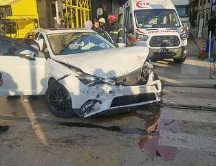 İzmit’te otomobil ile tramvay çarpıştı: 2 yaralı