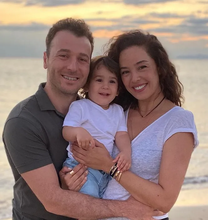 13 yıllık büyük aşk! EDHO'nun yıldızı Ceren Benderlioğlu'ndan Emir Benderlioğlu’yla çekirdek aile paylaşımı! İlk yorum Esra Erol’un kardeşinden... - 69