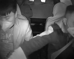 Koronavirüs korkusunu en net anlatan görüntü! Yolcunun Wuhandan geldiğini duyan taksici...