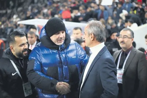 fenerbahce-teknik-direktoru-ismail-kartal-tarih-yazmaya-devam-ediyor-ismail-kartal-3-puana-abone-1705271925852.jpeg Fenerbahçe teknik Direktörü İsmail Kartal tarih yazmaya devam ediyor! İsmail Kartal 3 puana abone...-6