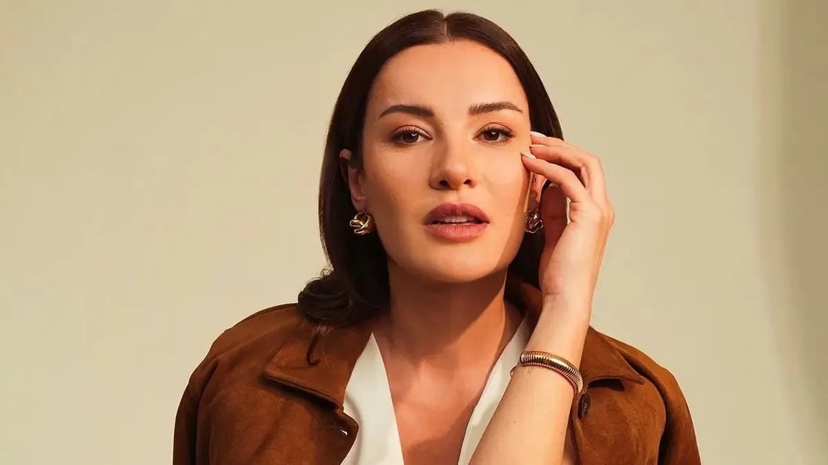 son-dakika-magazin-dunyasi-sokta-oyuncu-ece-irtem-35-yasinda-kalbine-yenik-dustu-1781526214519.jpeg Son dakika: Magazin dünyası şokta! Oyuncu Ece İrtem 35 yaşında kalbine yenik düştü-6