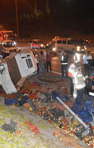 İstanbul'da feci kaza! Tonlarca sebze yola saçıldı