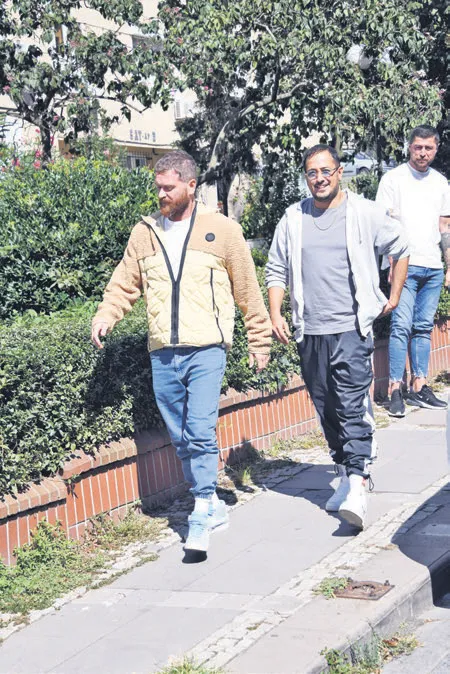 10-yildir-evli-olan-guven-kirac-baska-bir-kadinla-capkinlik-yaparken-yakalandi-saklambac-haberleri-1663888525096.jpg 10 yıldır evli olan Güven Kıraç başka bir kadınla çapkınlık yaparken yakalandı! | Saklambaç haberleri-5