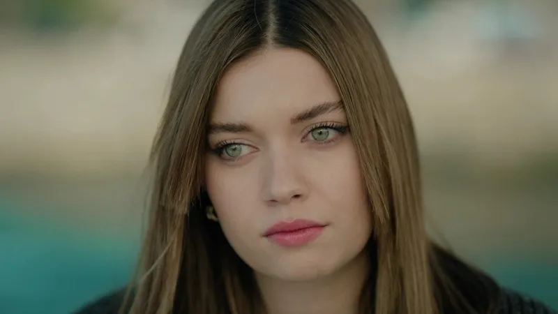 atvnin-reyting-rekorlari-kiracak-yeni-dizisi-abi-icin-geri-sayim-basladi-1767118119245.jpeg ATV'nin reyting rekorları kıracak yeni dizisi A.B.İ. (takvim.com.tr)