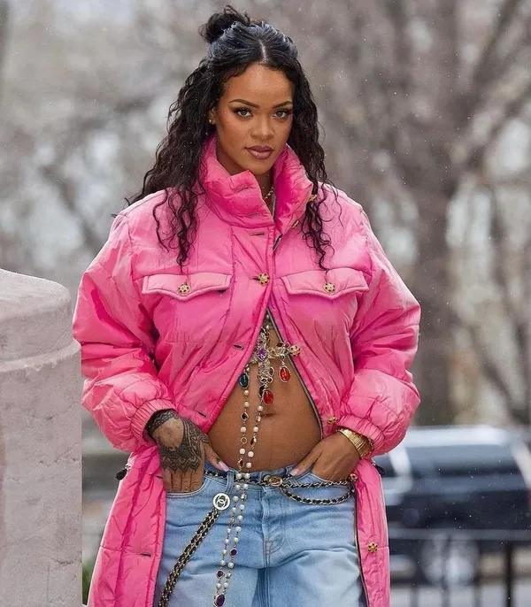 rihannadan-karni-burnunda-ilk-poz-ceketinin-dugmelerini-acan-sarkicinin-buyuyen-karni-soke-etti-rihanna-sevili-1643652646861.jpg