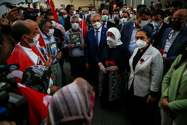 ak-parti-genel-baskanvekili-binali-yildirimin-esi-semiha-yildirimdan-diyarbakir-annelerine-ziyaret-1631219243319.jpeg AK Parti Genel Başkanvekili Binali Yıldırım'ın eşi Semiha Yıldırım'dan Diyarbakır annelerine ziyaret!-3