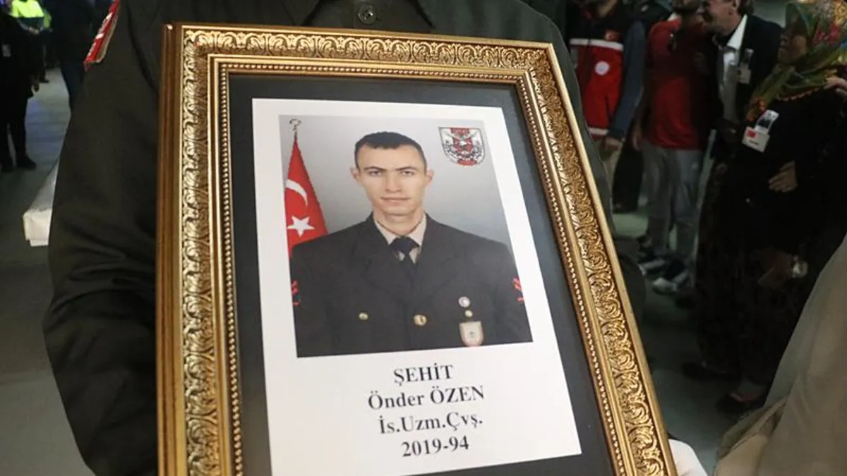 Şehit Önder Özen son yolculuğuna uğurlandı! Kadın komutan kızının isteğini yerine getirdi: "Toplu iğne babama batıyor"