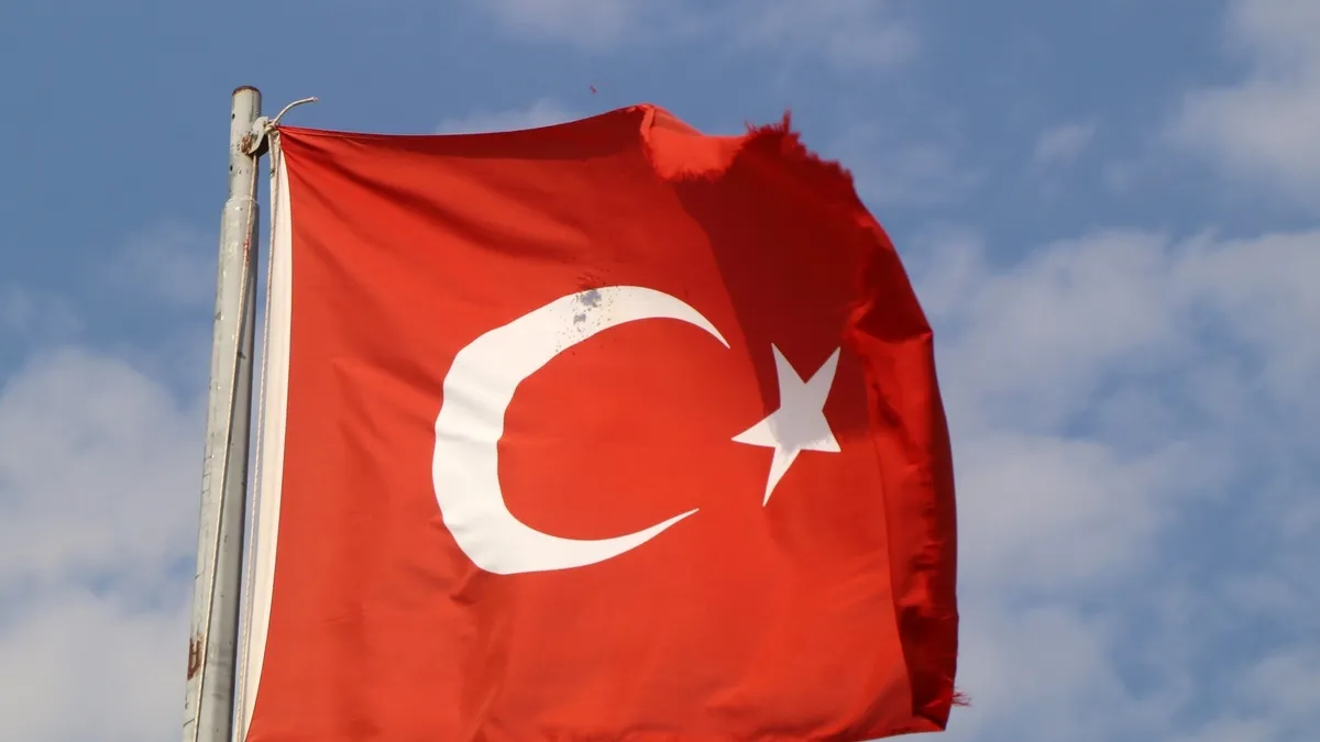 Burdur Avşar Tepe'de Türk bayrağına kurşun! Valilik devrede: Sorumlular bulunacak