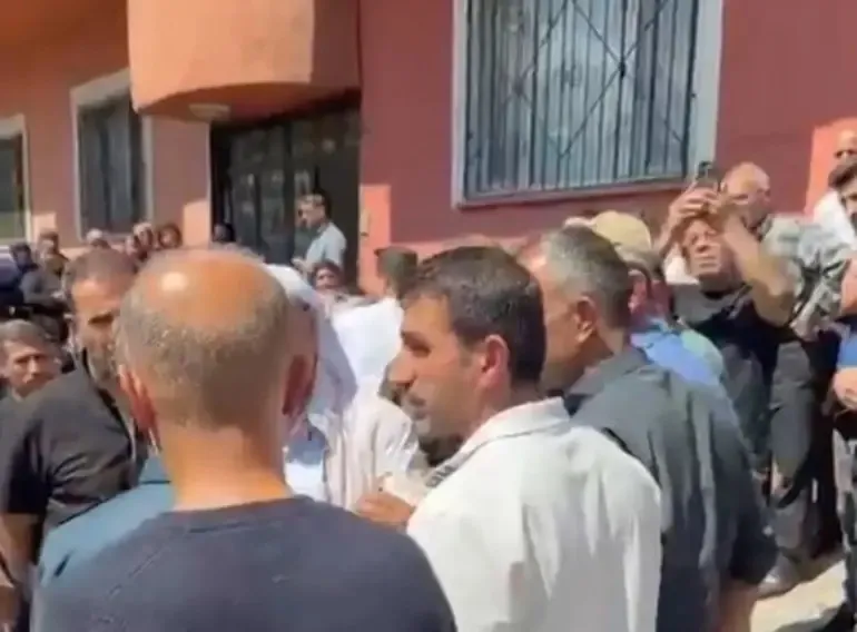 kayinpederinin-evini-basip-dehset-sacti-hakkaride-aile-faciasi-cok-sayida-olu-1781424656413.jpeg Önce katliam yaptı sonra intihara kalktı! Hakkari'de aile faciası: Çok sayıda ölü-4