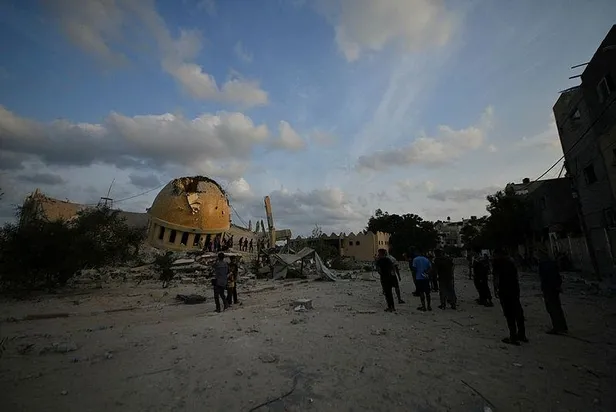 israil-sivil-yerlesim-yerlerini-vuruyor-gazze-seridine-kanli-saldiri-3-ev-2-cami-ve-bir-radyo-merkezini-hedef-1696766485435.jpeg İsrail sivil yerleşim yerlerini vuruyor! Gazze Şeridi'ne kanlı saldırı: 3 ev, 2 cami ve bir radyo merkezi hedef alındı-3