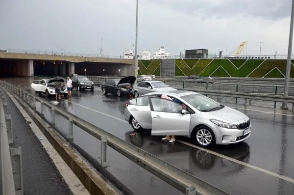 Altgeçitte mahsur kalan araçları zıpkıncılar kurtardı-4