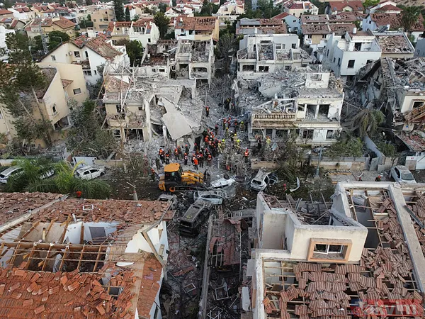 İran'dan İsrail'e misilleme! Füzeler yağdı binalar yıkıldı | İşte yıkımdan kareler - 12