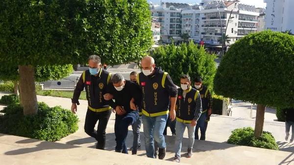 canan-karatayi-dolandiran-sebeke-uyeleri-tutuklandi-1634934338602.jpg Canan Karatay'ı telefonla dolandırdığı öne sürülen şüpheli Muğla'da aynı suçtan tutuklandı-4