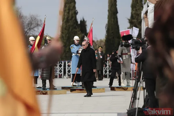 Şehitlere vefa... Başkan Erdoğan, Çanakkale'de şehitliklere karanfil bıraktı - 25