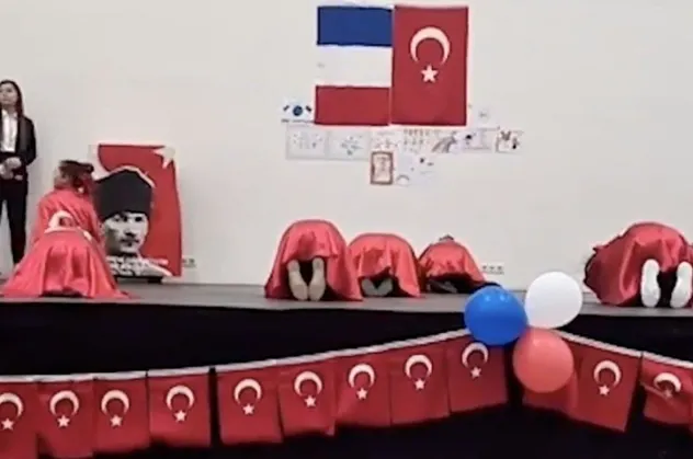 Fransa'da 23 Nisan kutlamalarında çocukların Atatürk'e secde yaptırılması tepki çekti